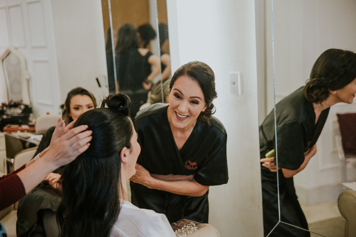  Dia da noiva feito na Simone Siuk em Belo horizonte, no qual a noiva está se arrumando junto com as amigas e com a mãe.