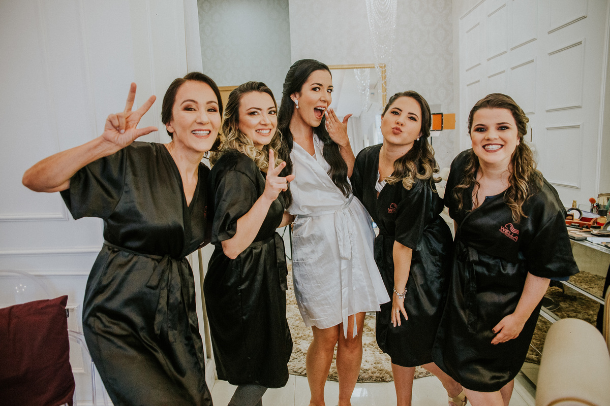  Dia da noiva feito na Simone Siuk em Belo horizonte, no qual a noiva está se arrumando junto com as amigas e com a mãe.