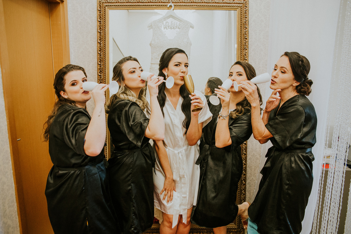  Dia da noiva feito na Simone Siuk em Belo horizonte, no qual a noiva está se arrumando junto com as amigas e com a mãe.