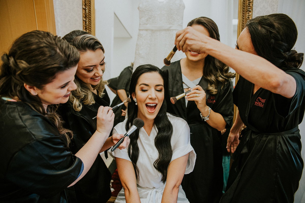  Dia da noiva feito na Simone Siuk em Belo horizonte, no qual a noiva está se arrumando junto com as amigas e com a mãe.