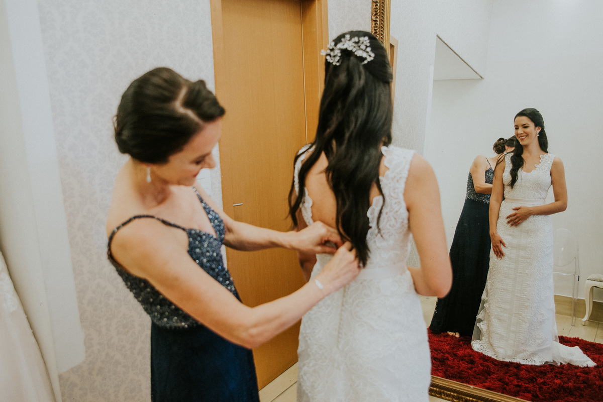  Dia da noiva feito na Simone Siuk em Belo horizonte, no qual a noiva está se arrumando junto com as amigas e com a mãe.