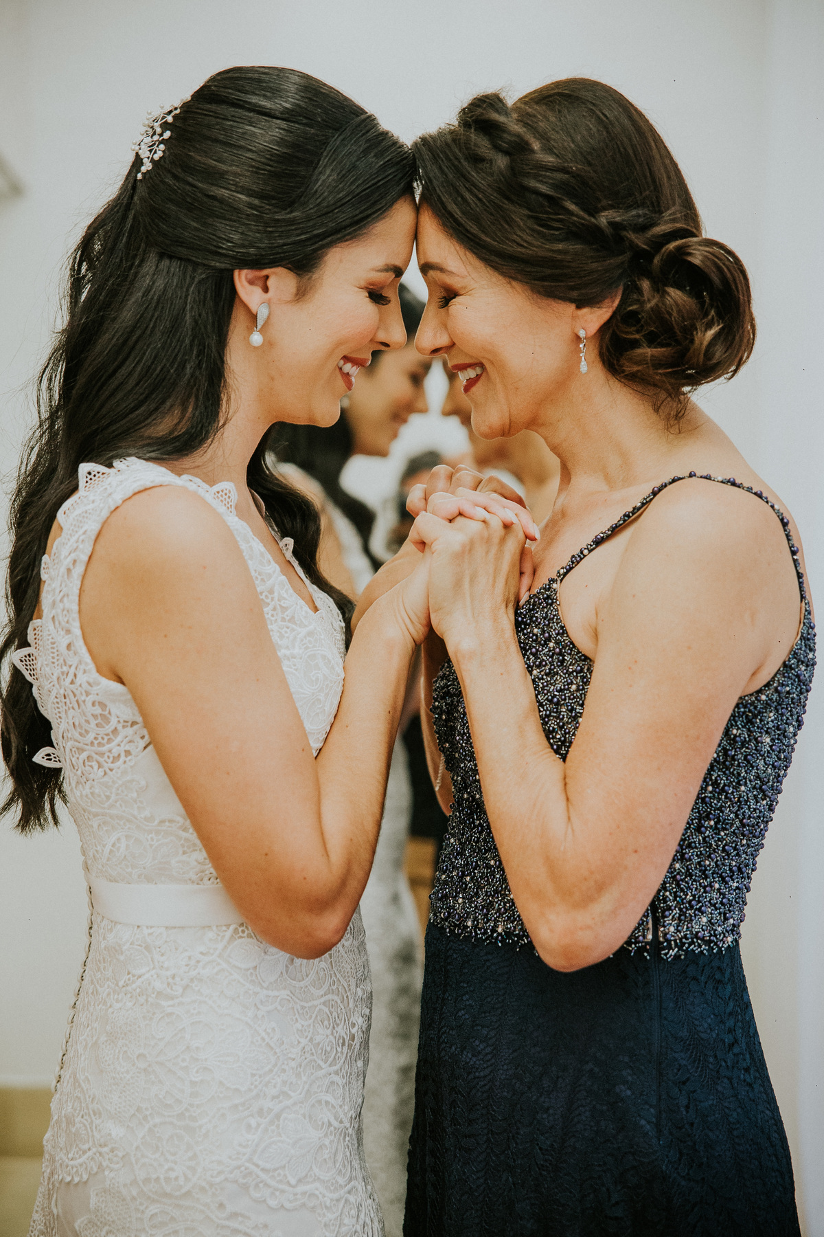  Dia da noiva feito na Simone Siuk em Belo horizonte, no qual a noiva está se arrumando junto com as amigas e com a mãe.