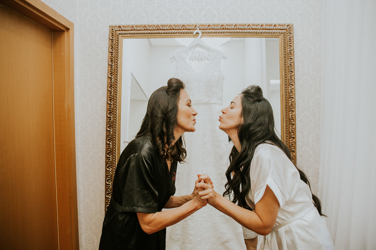  Dia da noiva feito na Simone Siuk em Belo horizonte, no qual a noiva está se arrumando junto com as amigas e com a mãe.