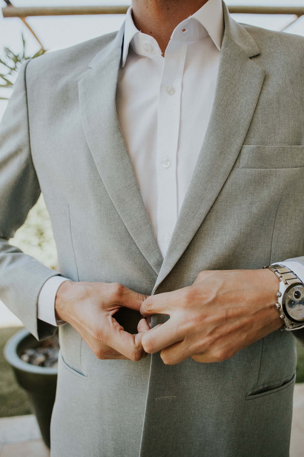 Fotografia do dia noivo no qual o noivo esta se arrumando em casa juntamente com amigos e o pai no condomínio Mont Serrat em Betim