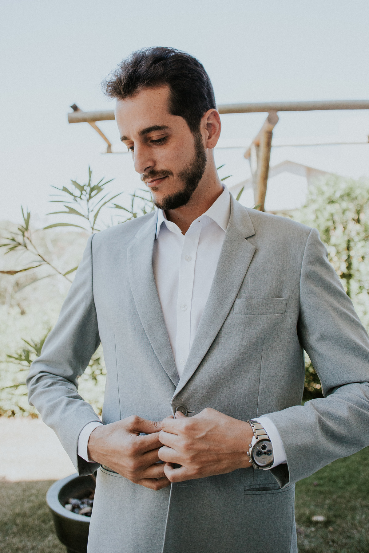 Fotografia do dia noivo no qual o noivo esta se arrumando em casa juntamente com amigos e o pai no condomínio Mont Serrat em Betim