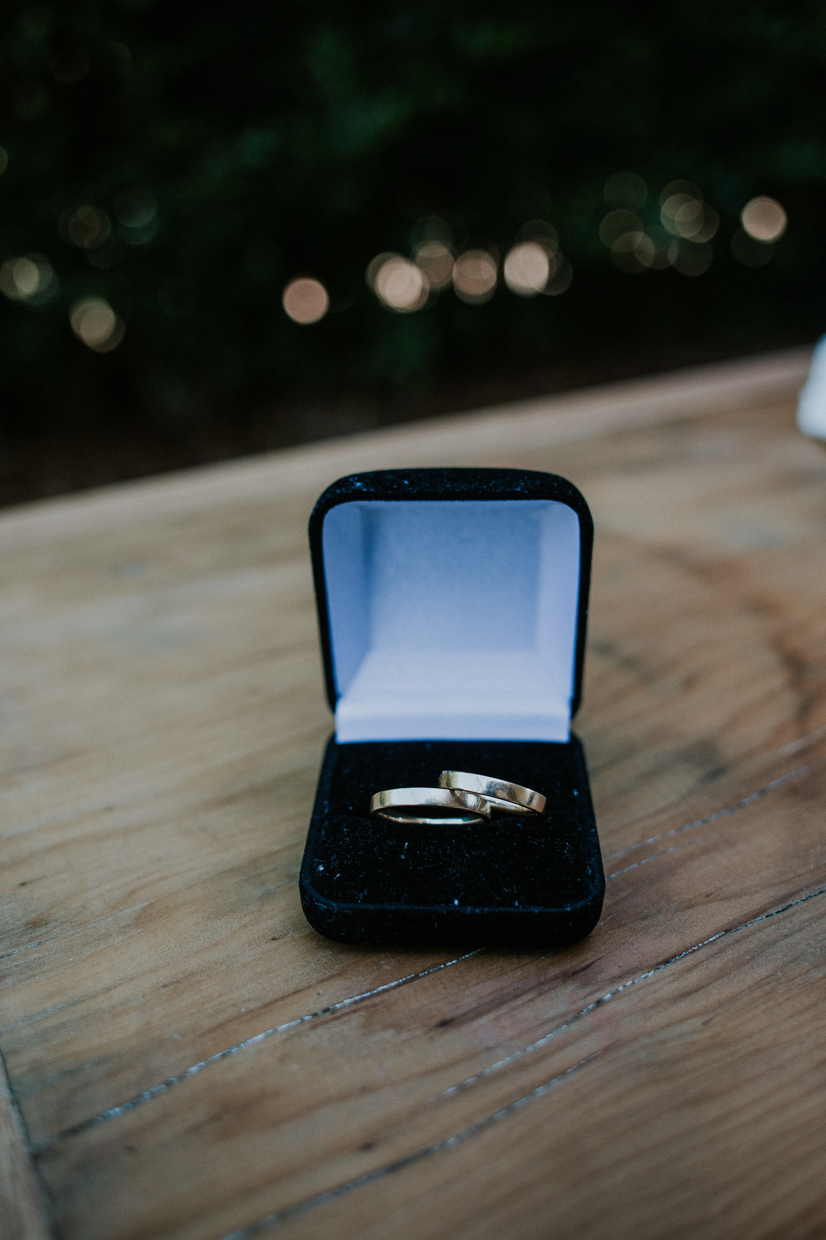Fotografia do dia noivo no qual o noivo esta se arrumando em casa juntamente com amigos e o pai no condomínio Mont Serrat em Betim