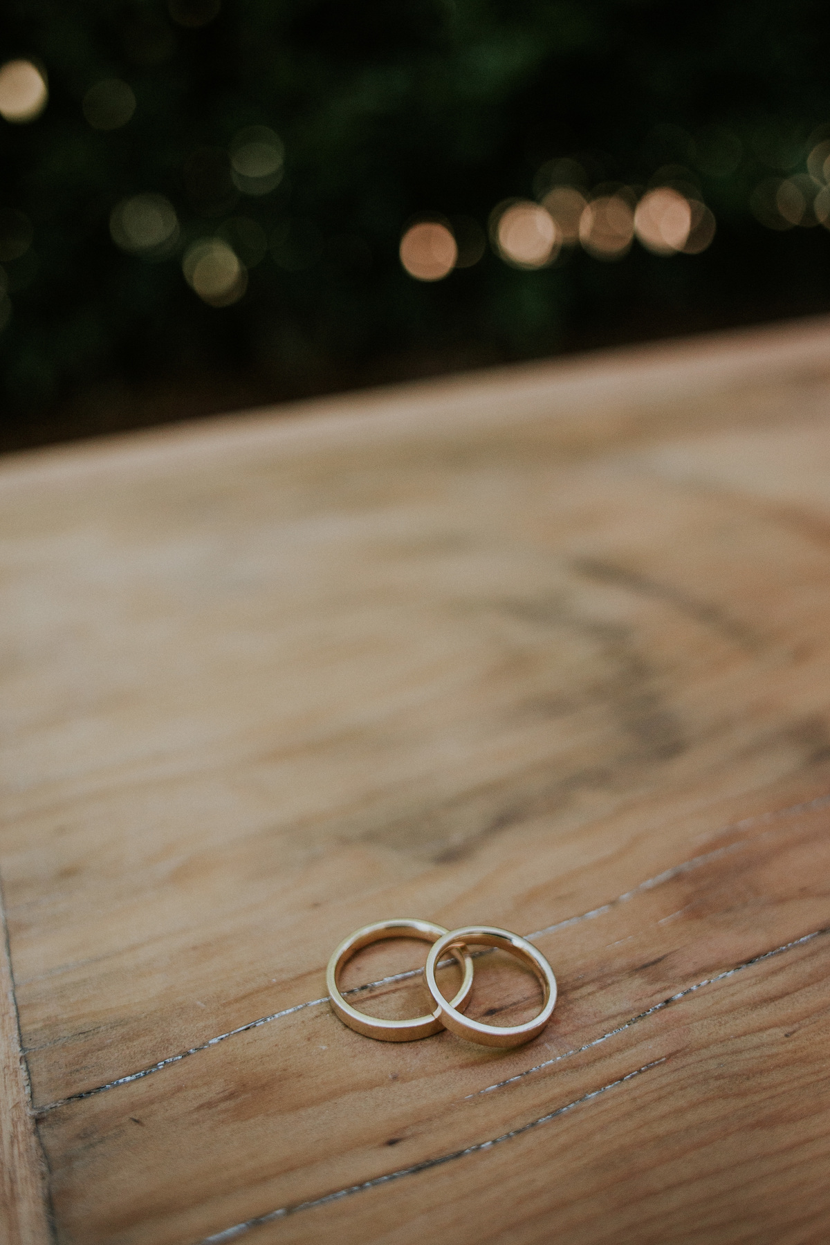 Fotografia do dia noivo no qual o noivo esta se arrumando em casa juntamente com amigos e o pai no condomínio Mont Serrat em Betim