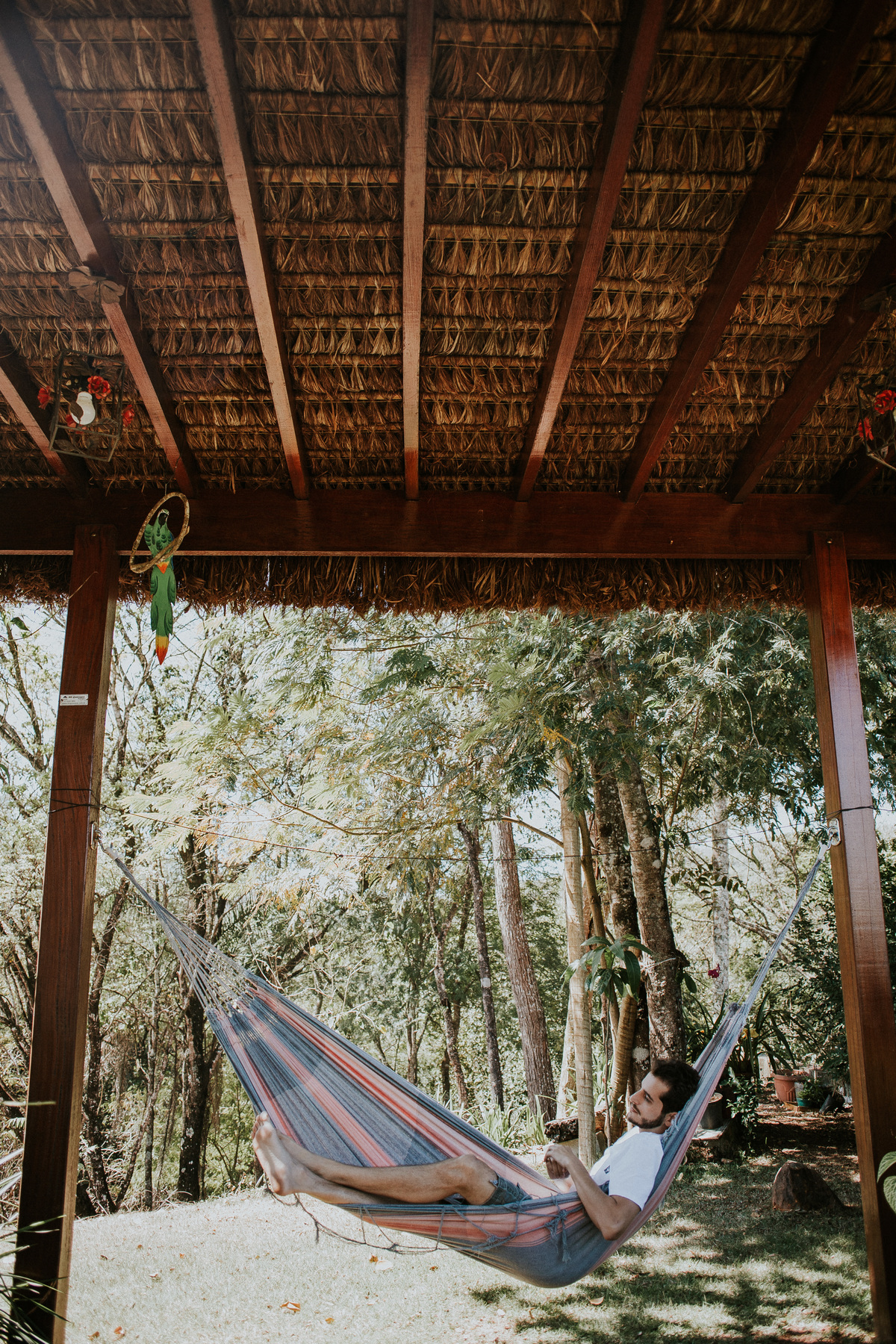 Fotografia do dia noivo no qual o noivo esta se arrumando em casa juntamente com amigos e o pai no condomínio Mont Serrat em Betim