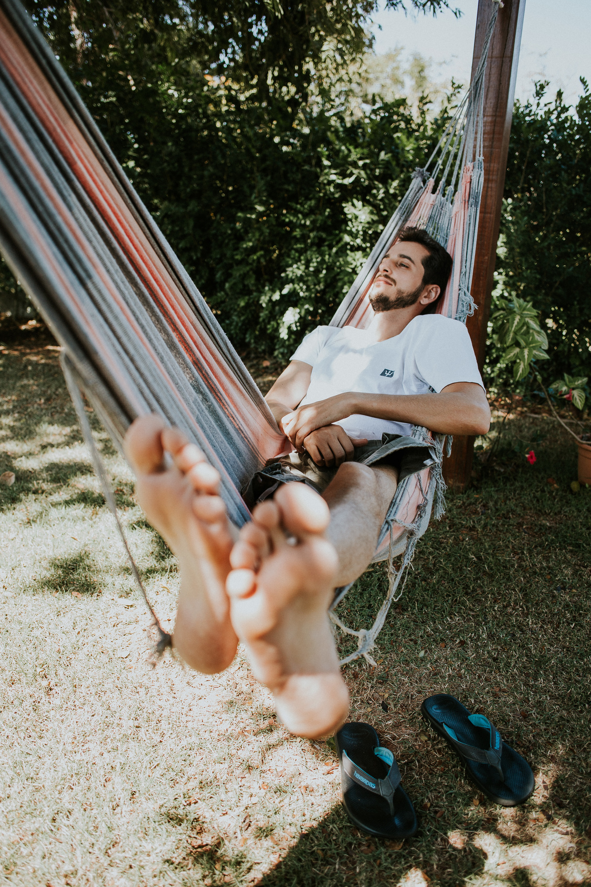 Fotografia do dia noivo no qual o noivo esta se arrumando em casa juntamente com amigos e o pai no condomínio Mont Serrat em Betim