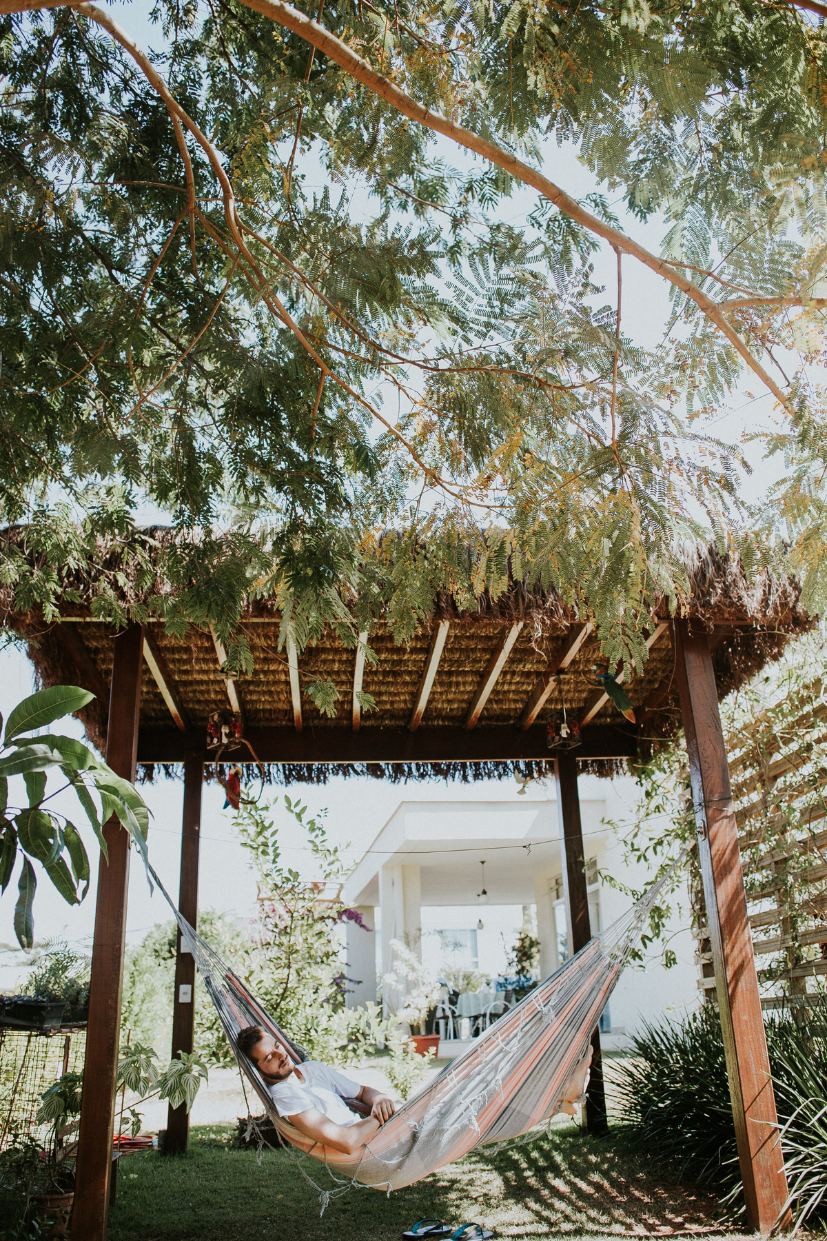 Fotografia do dia noivo no qual o noivo esta se arrumando em casa juntamente com amigos e o pai no condomínio Mont Serrat em Betim