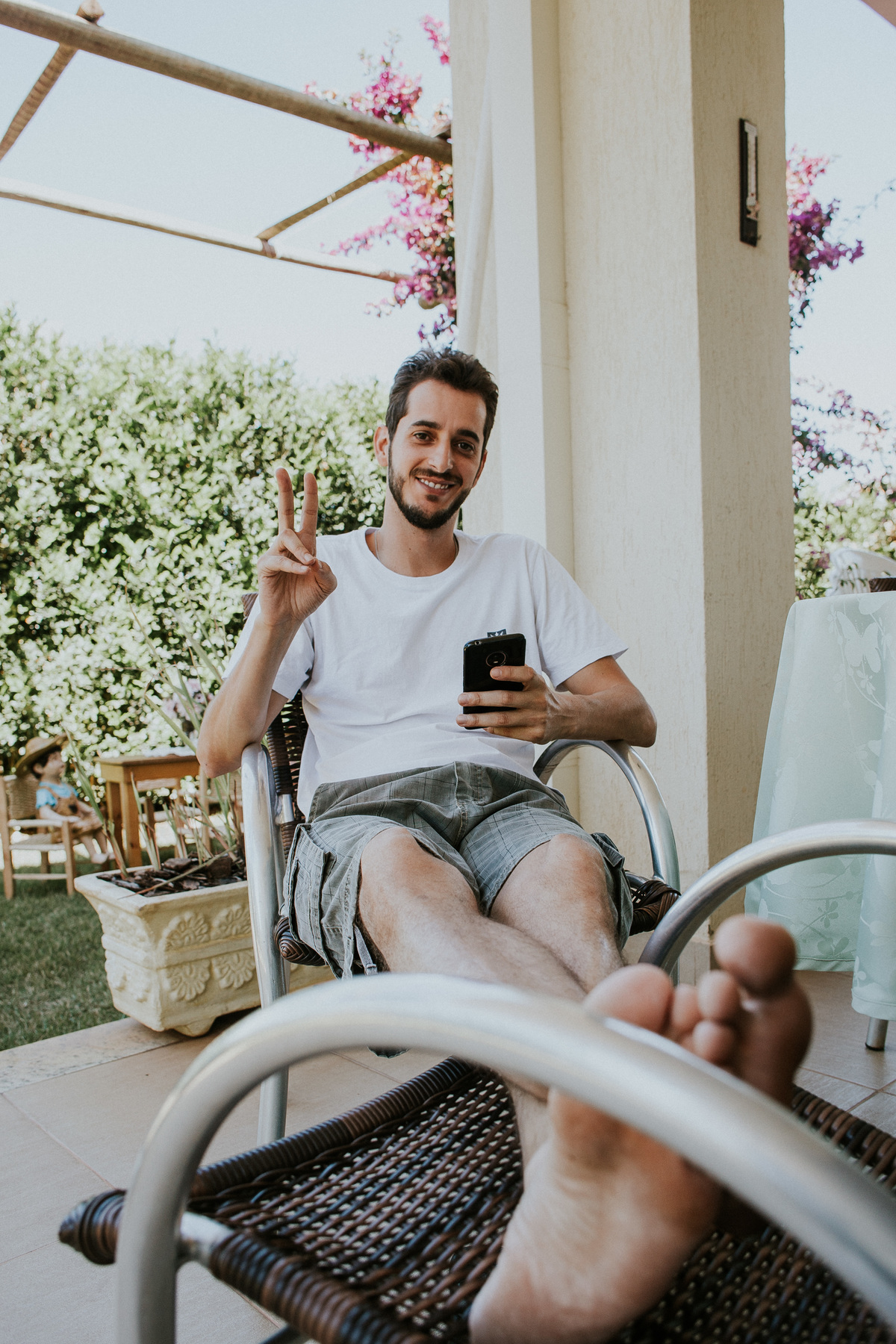 Fotografia do dia noivo no qual o noivo esta se arrumando em casa juntamente com amigos e o pai no condomínio Mont Serrat em Betim