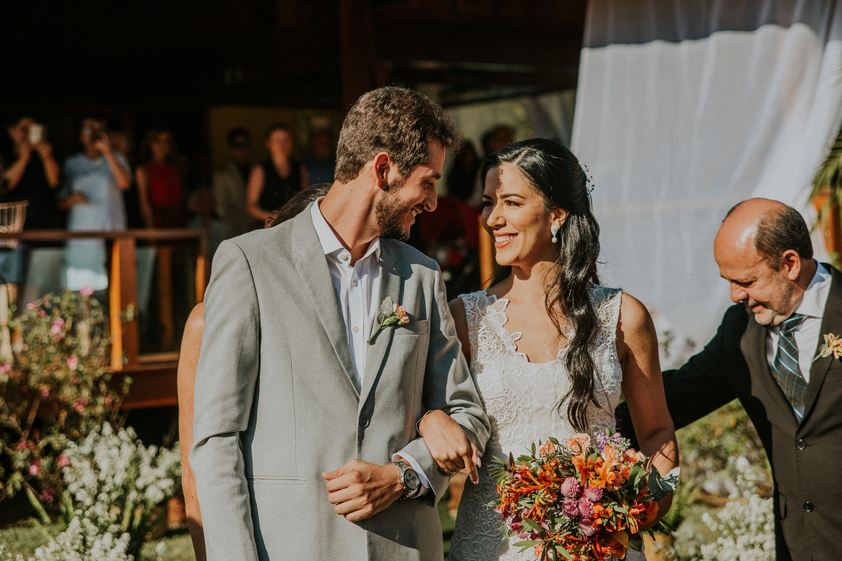 Fotografia de casamento em Betim durante o dia feita ao ar livre no condomínio Mont Serrat em Betim Minas Gerais Brasil