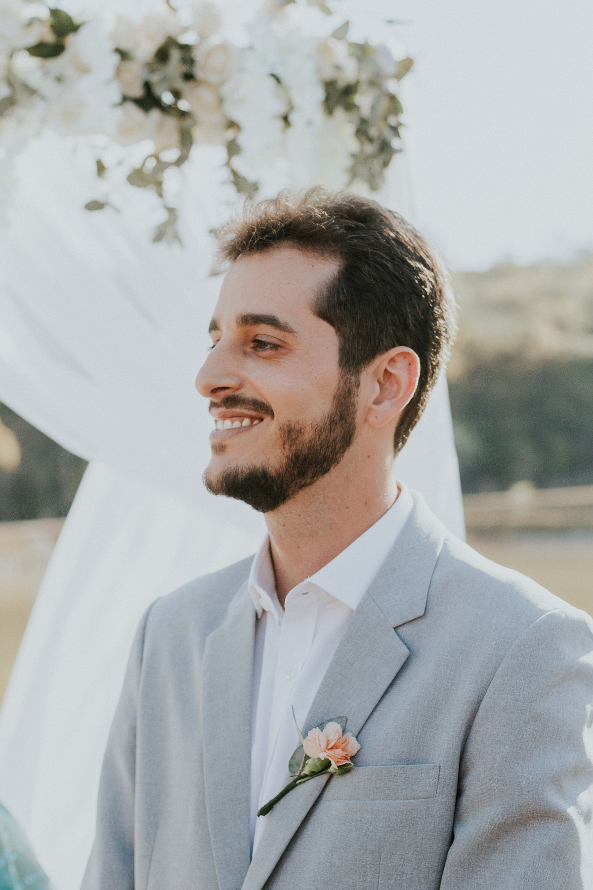 Fotografia de casamento em Betim durante o dia feita ao ar livre no condomínio Mont Serrat em Betim Minas Gerais Brasil