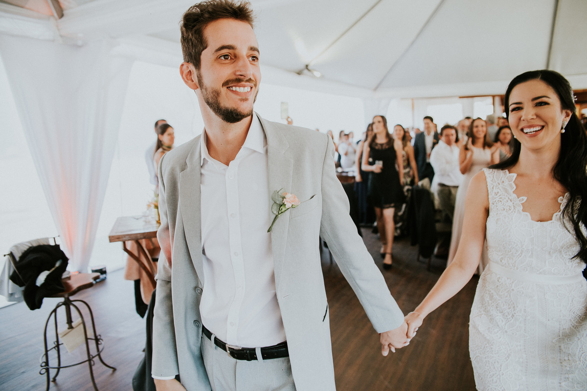 Fotografia de casamento em Betim durante o dia feita ao ar livre no condomínio Mont Serrat em Betim Minas Gerais Brasil