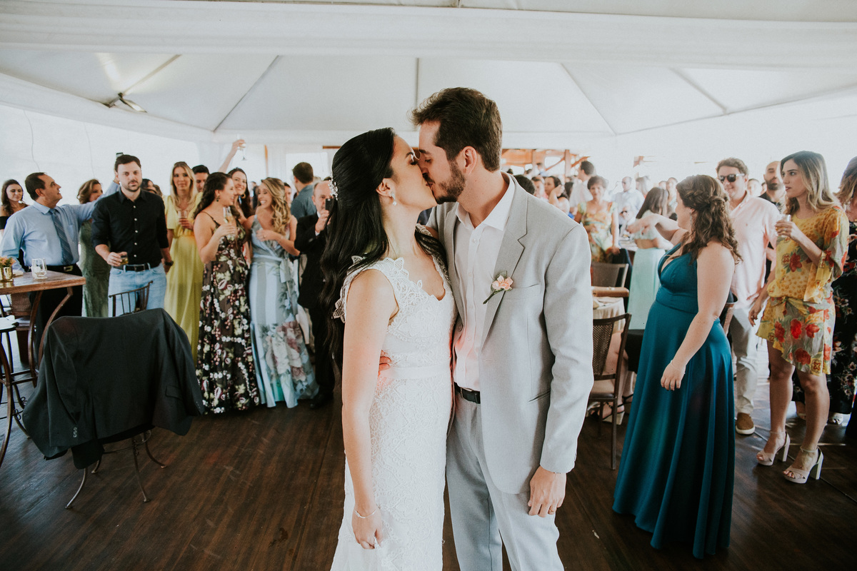 Fotografia de casamento em Betim durante o dia feita ao ar livre no condomínio Mont Serrat em Betim Minas Gerais Brasil