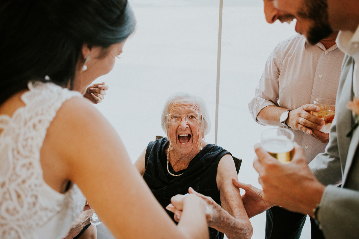 Fotografia de casamento em Betim durante o dia feita ao ar livre no condomínio Mont Serrat em Betim Minas Gerais Brasil