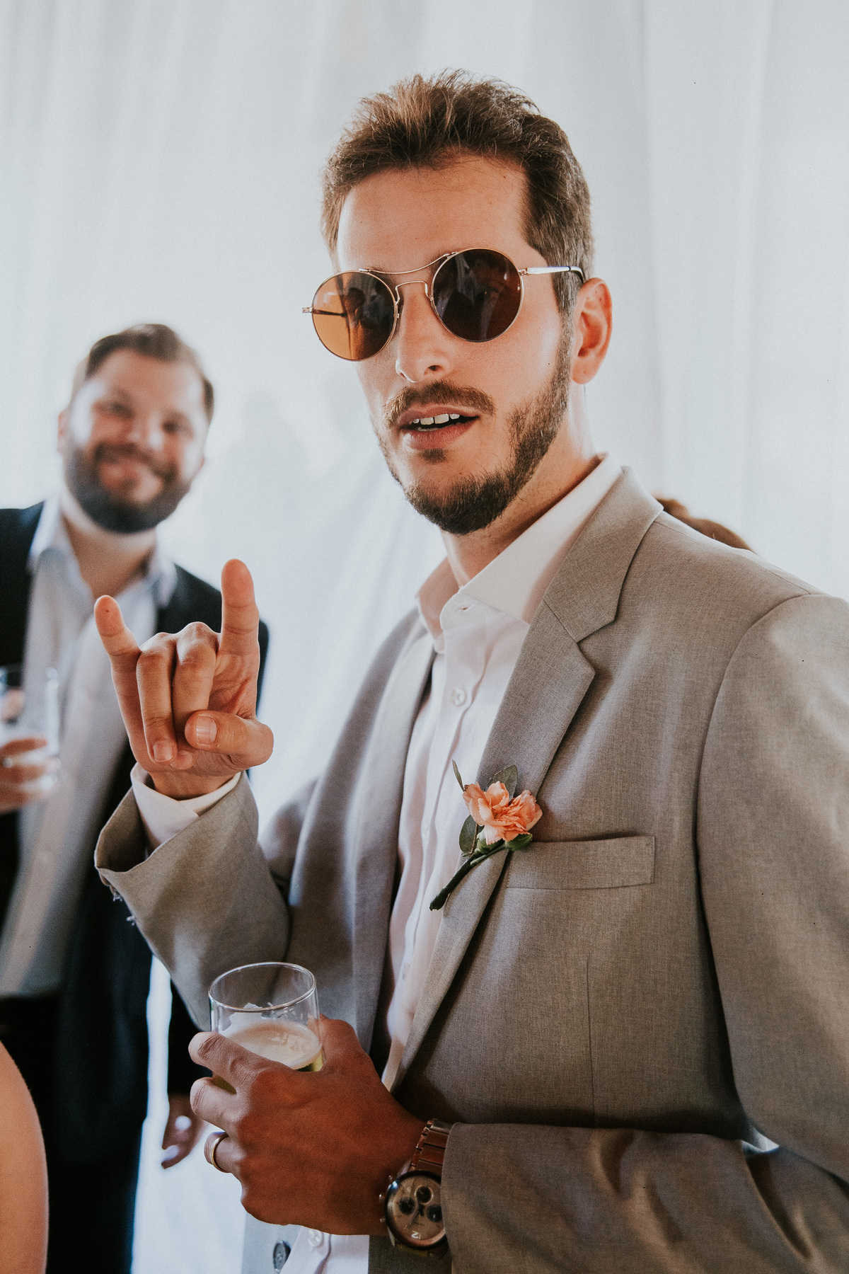 Fotografia de casamento em Betim durante o dia feita ao ar livre no condomínio Mont Serrat em Betim Minas Gerais Brasil