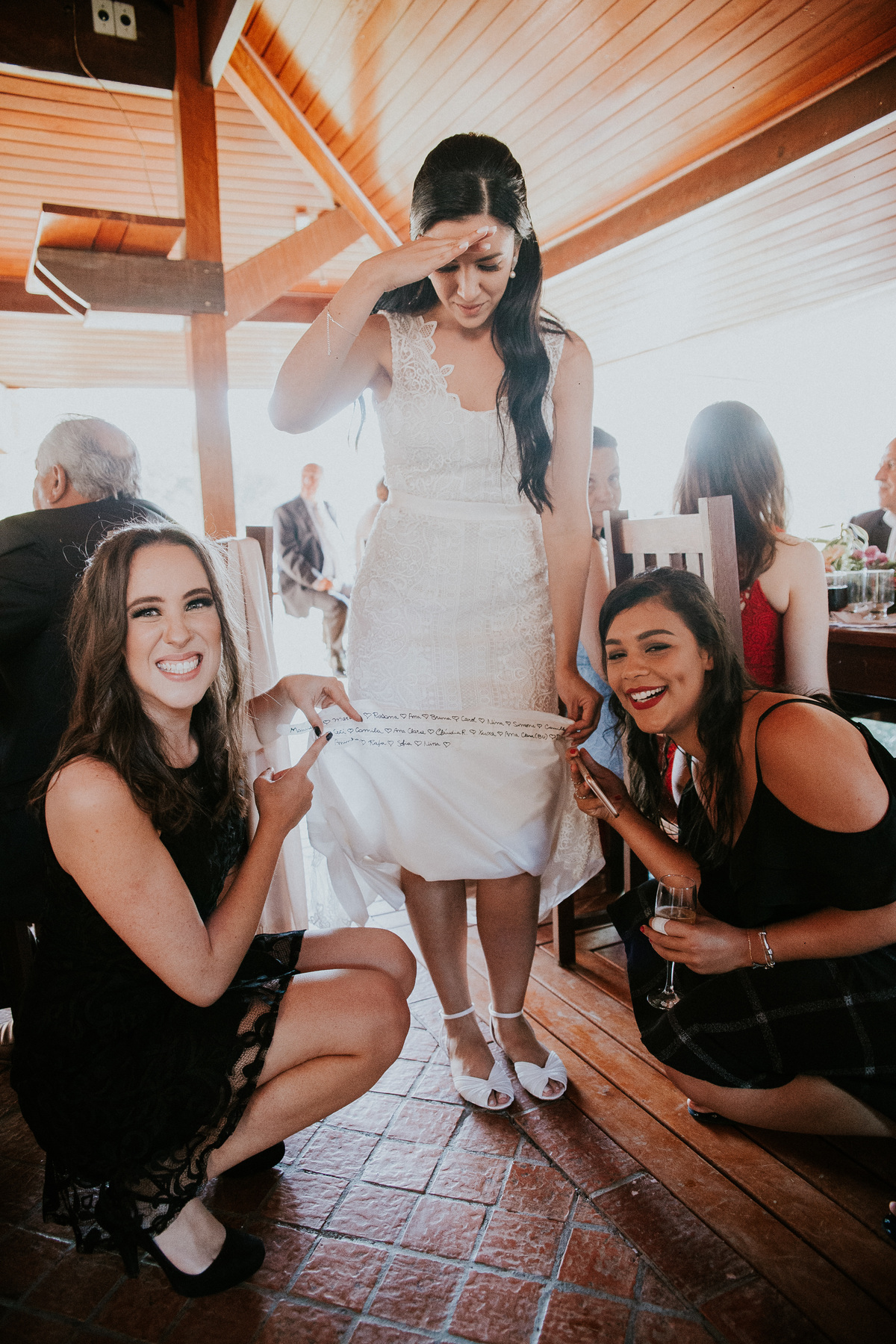 Fotografia de casamento em Betim durante o dia feita ao ar livre no condomínio Mont Serrat em Betim Minas Gerais Brasil