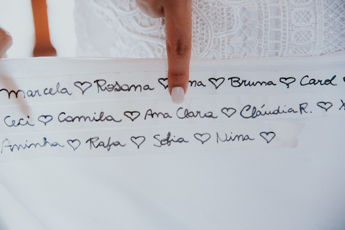 Fotografia de casamento em Betim durante o dia feita ao ar livre no condomínio Mont Serrat em Betim Minas Gerais Brasil