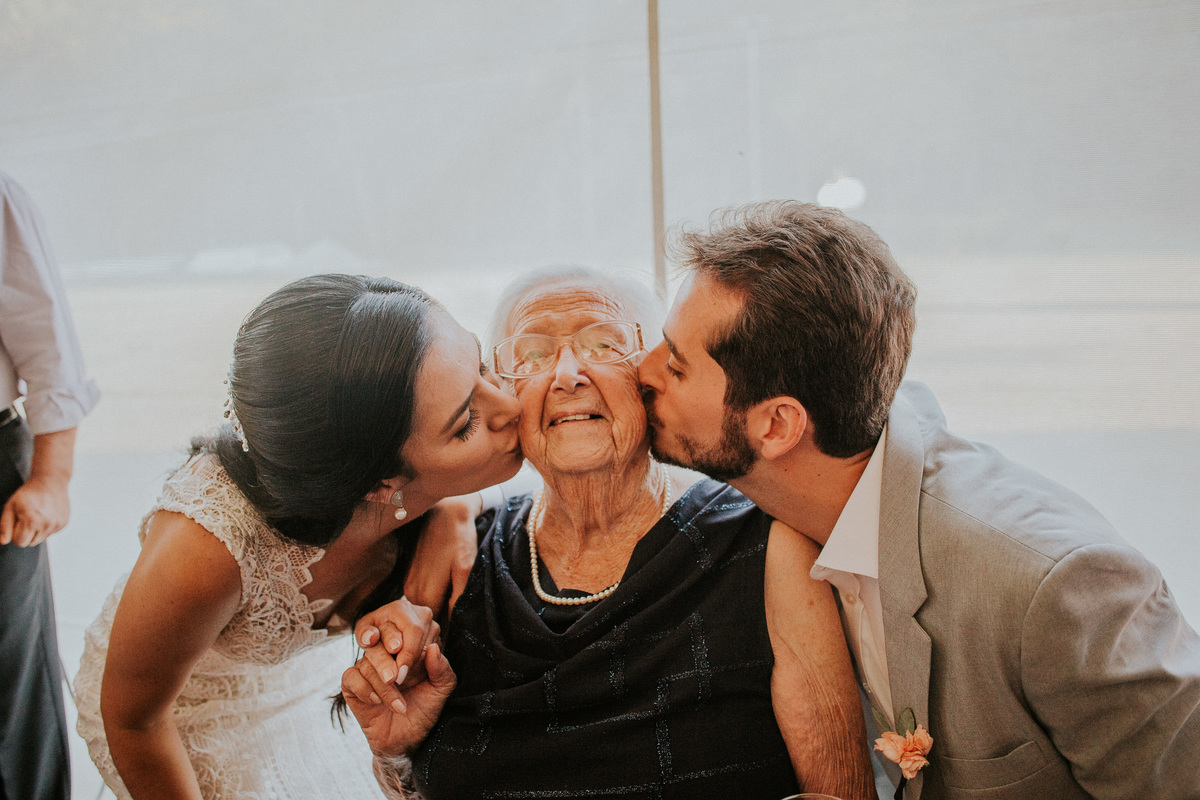 Fotografia de casamento em Betim durante o dia feita ao ar livre no condomínio Mont Serrat em Betim Minas Gerais Brasil