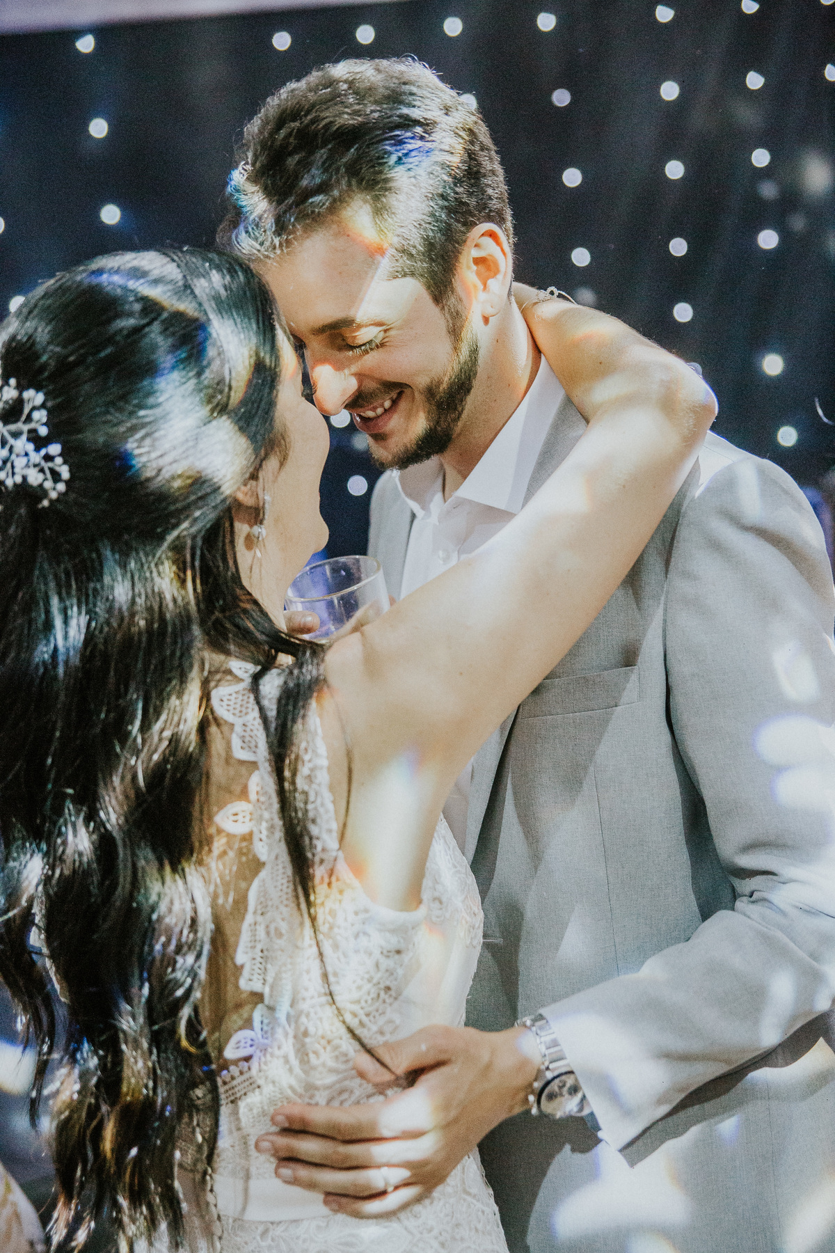 Fotografia de casamento em Betim durante o dia feita ao ar livre no condomínio Mont Serrat em Betim Minas Gerais Brasil