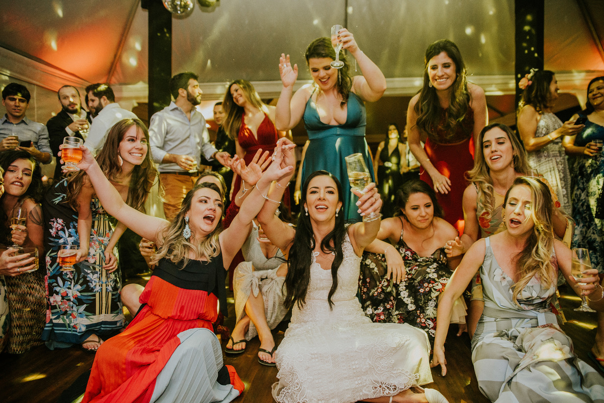 Fotografia de casamento em Betim durante o dia feita ao ar livre no condomínio Mont Serrat em Betim Minas Gerais Brasil