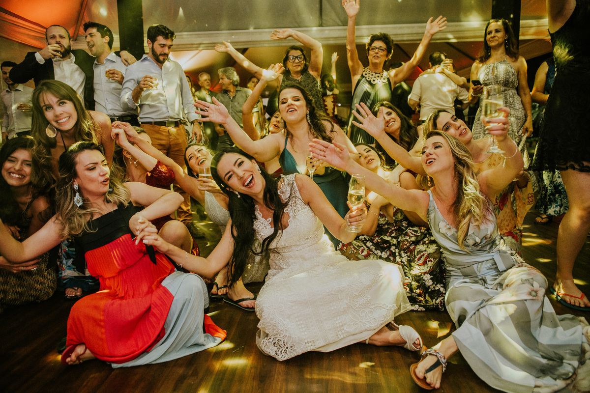 Fotografia de casamento em Betim durante o dia feita ao ar livre no condomínio Mont Serrat em Betim Minas Gerais Brasil