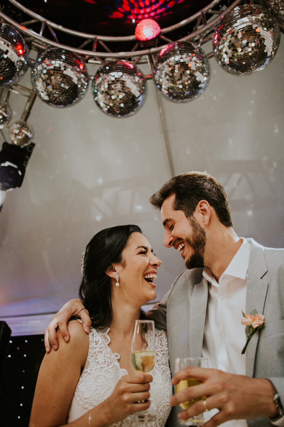 Fotografia de casamento em Betim durante o dia feita ao ar livre no condomínio Mont Serrat em Betim Minas Gerais Brasil