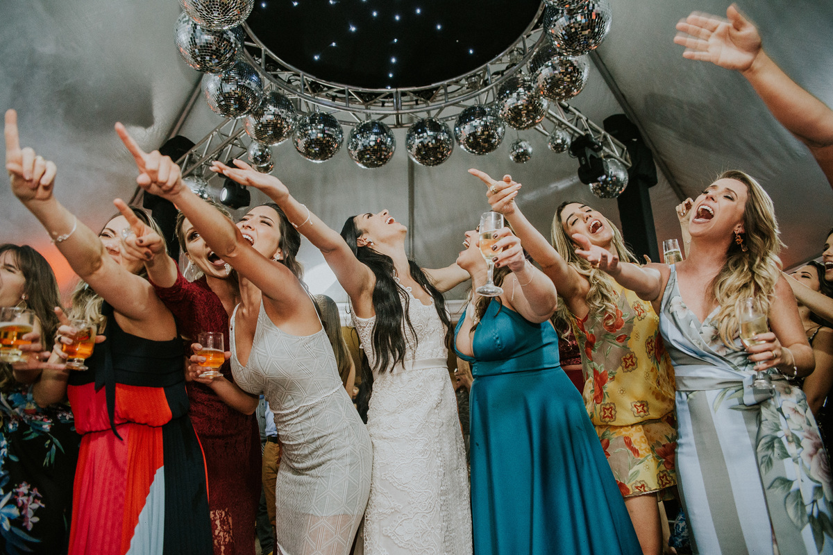 Fotografia de casamento em Betim durante o dia feita ao ar livre no condomínio Mont Serrat em Betim Minas Gerais Brasil