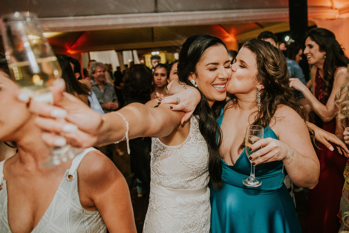 Fotografia de casamento em Betim durante o dia feita ao ar livre no condomínio Mont Serrat em Betim Minas Gerais Brasil
