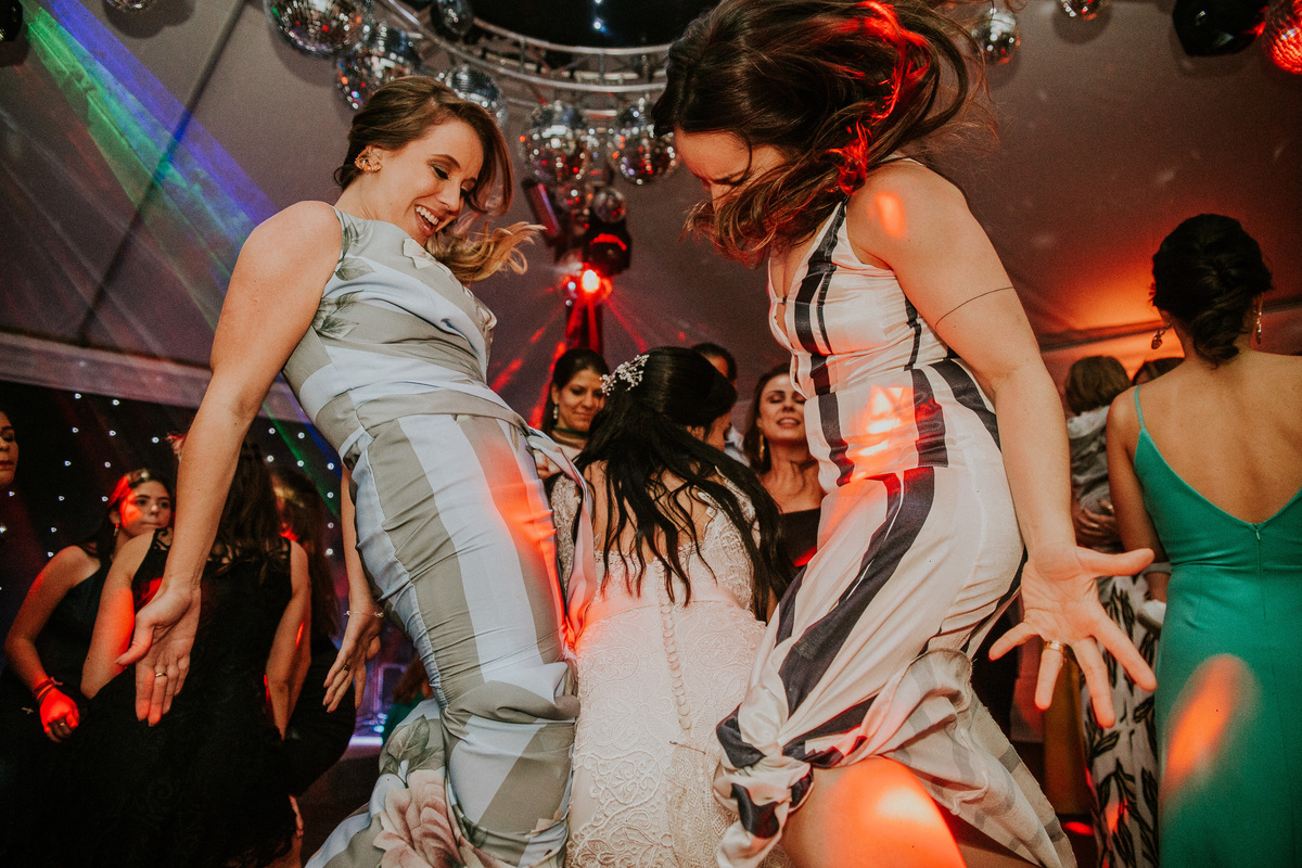 Fotografia de casamento em Betim durante o dia feita ao ar livre no condomínio Mont Serrat em Betim Minas Gerais Brasil