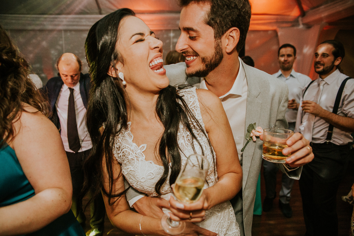 Fotografia de casamento em Betim durante o dia feita ao ar livre no condomínio Mont Serrat em Betim Minas Gerais Brasil
