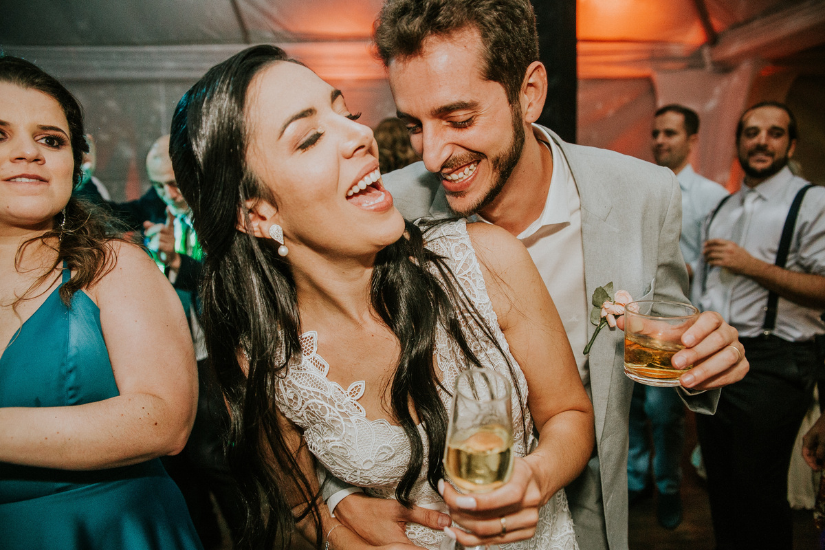 Fotografia de casamento em Betim durante o dia feita ao ar livre no condomínio Mont Serrat em Betim Minas Gerais Brasil