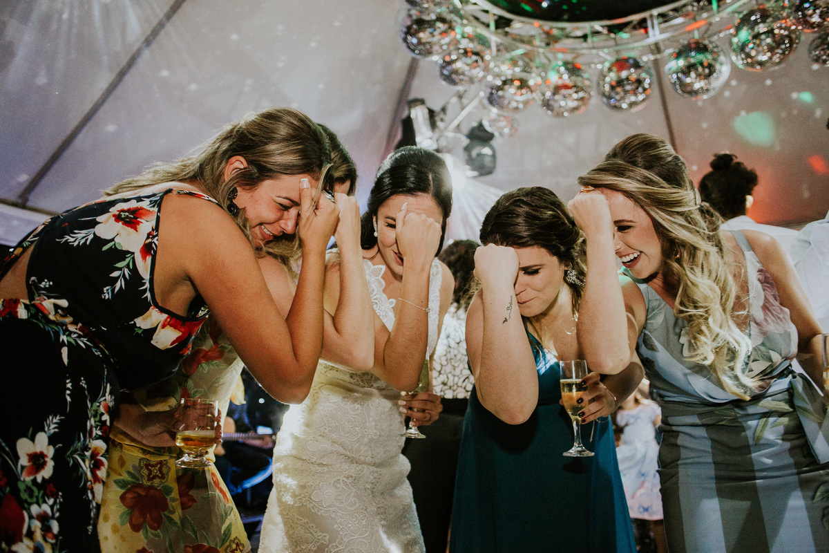 Fotografia de casamento em Betim durante o dia feita ao ar livre no condomínio Mont Serrat em Betim Minas Gerais Brasil