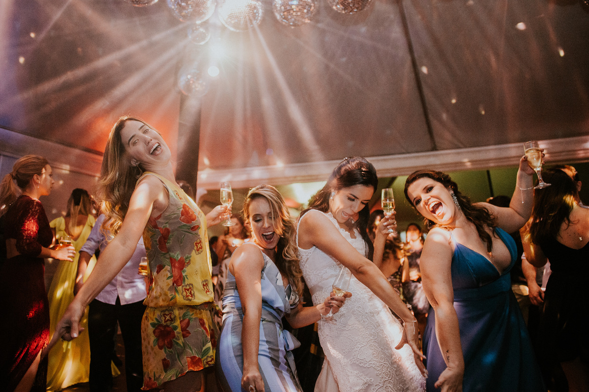 Fotografia de casamento em Betim durante o dia feita ao ar livre no condomínio Mont Serrat em Betim Minas Gerais Brasil