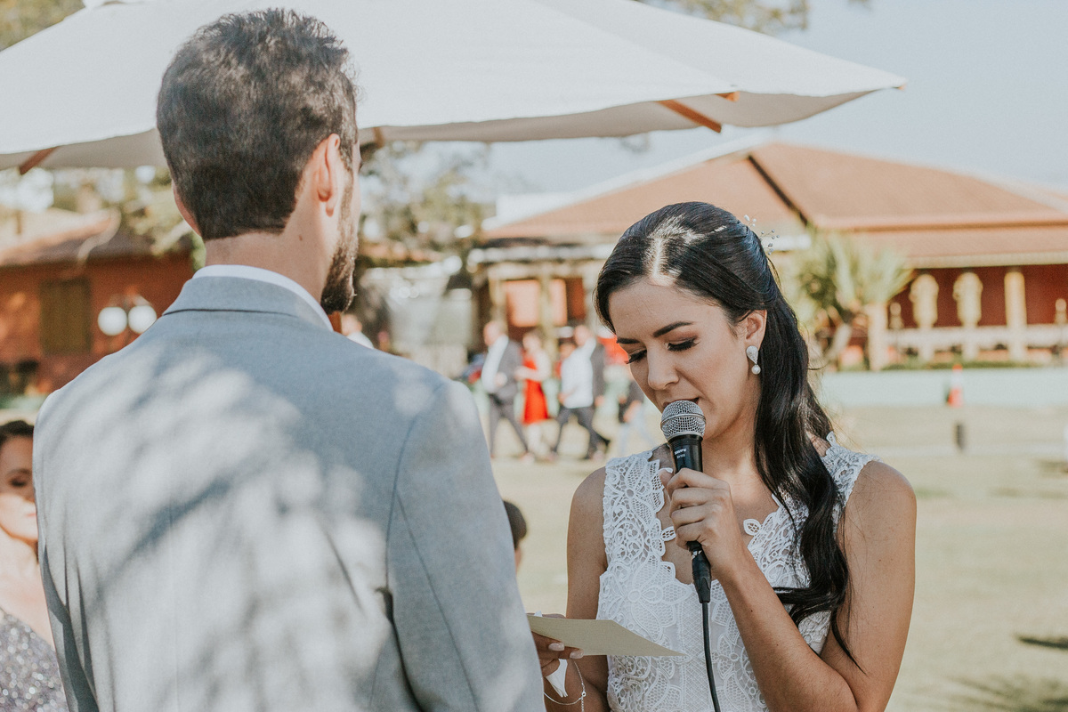 Fotografia de casamento em Betim durante o dia feita ao ar livre no condomínio Mont Serrat em Betim Minas Gerais Brasil