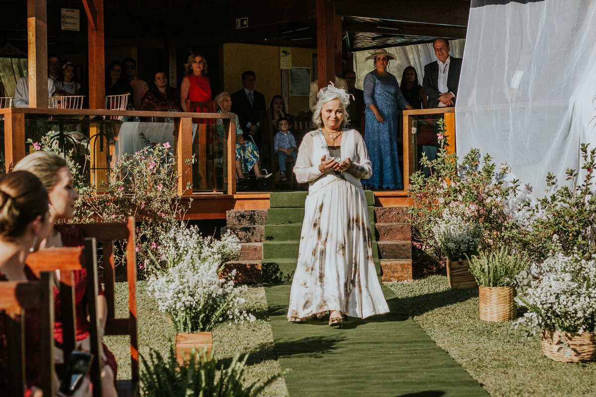 Fotografia de casamento em Betim durante o dia feita ao ar livre no condomínio Mont Serrat em Betim Minas Gerais Brasil