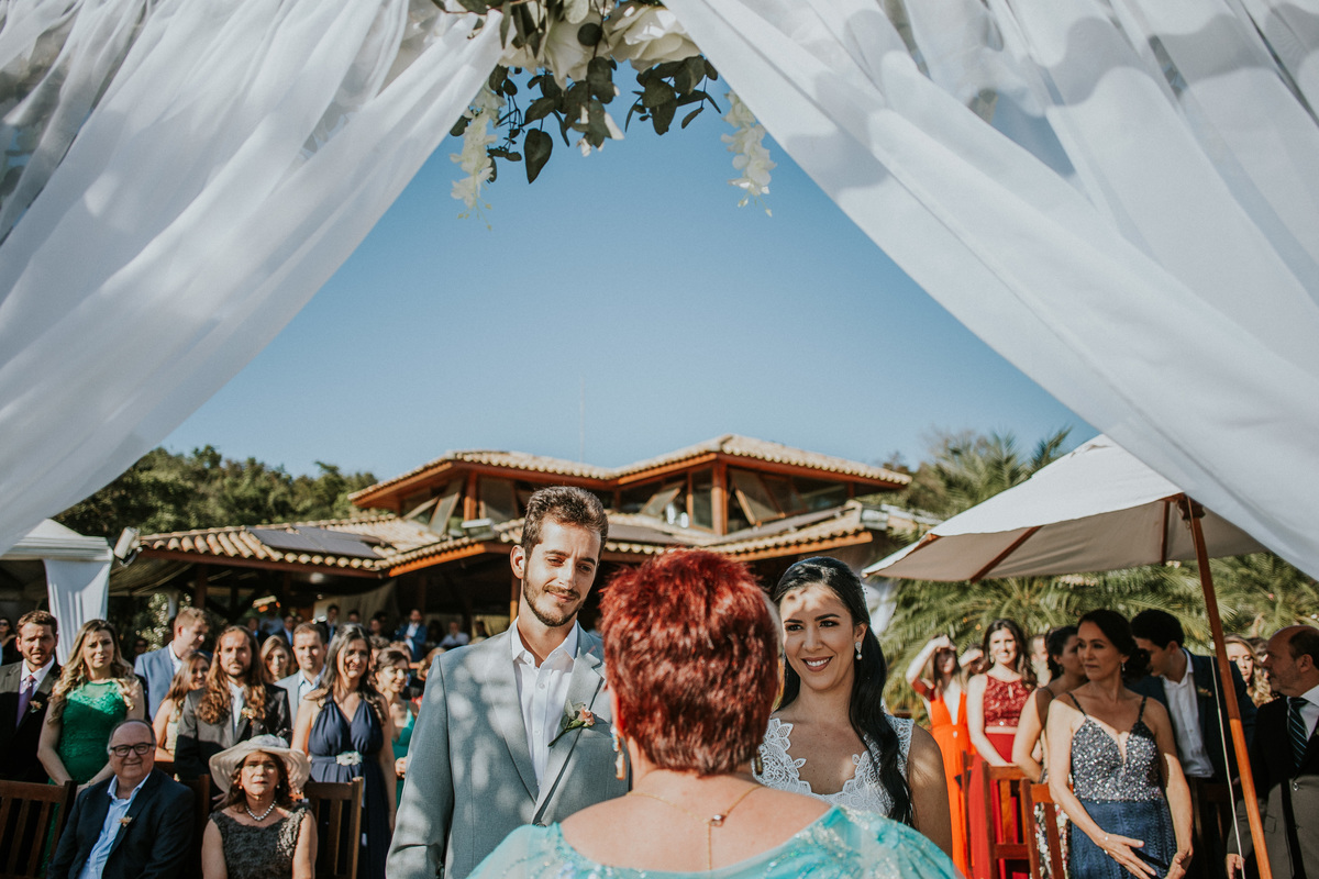 Fotografia de casamento em Betim durante o dia feita ao ar livre no condomínio Mont Serrat em Betim Minas Gerais Brasil