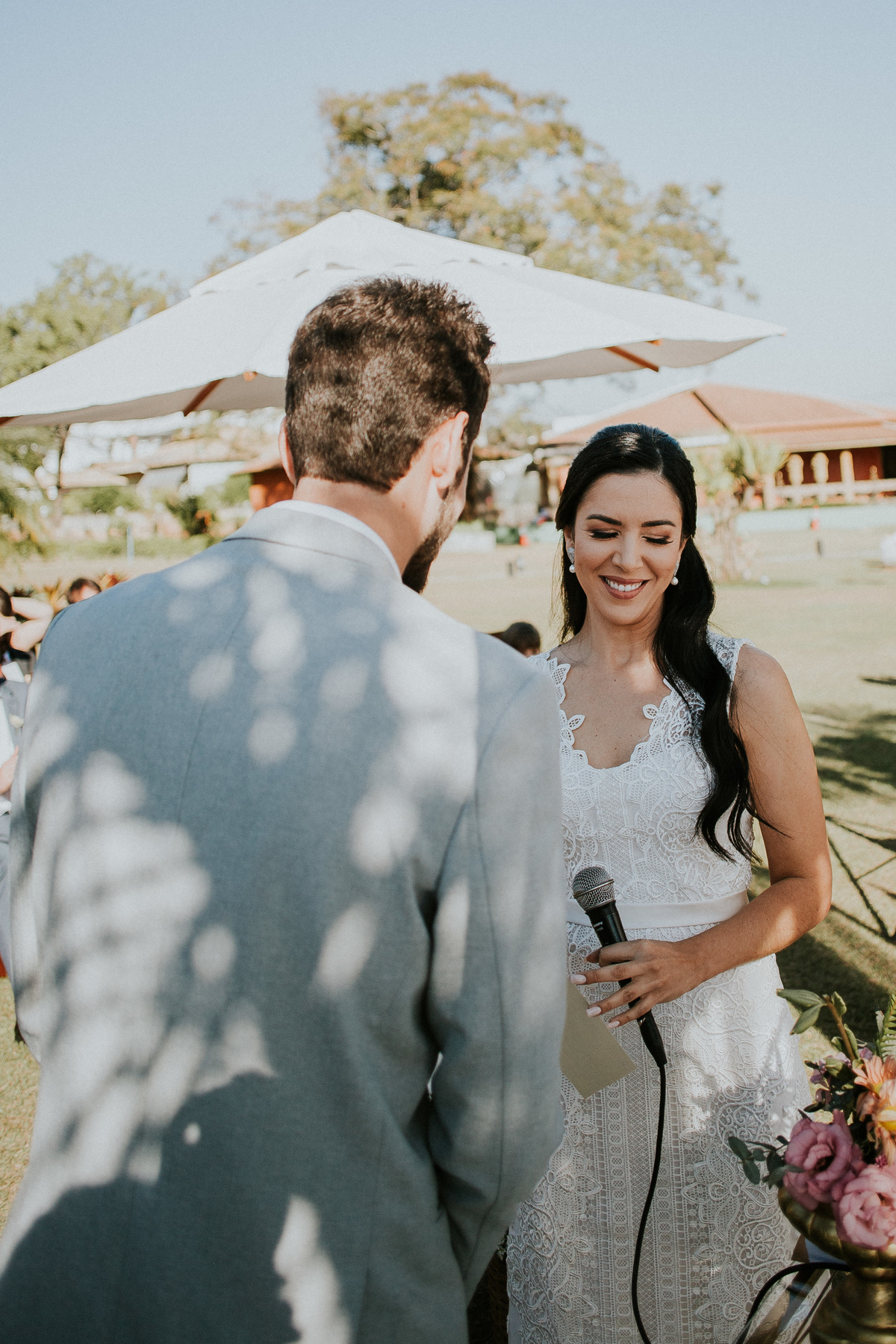Fotografia de casamento em Betim durante o dia feita ao ar livre no condomínio Mont Serrat em Betim Minas Gerais Brasil