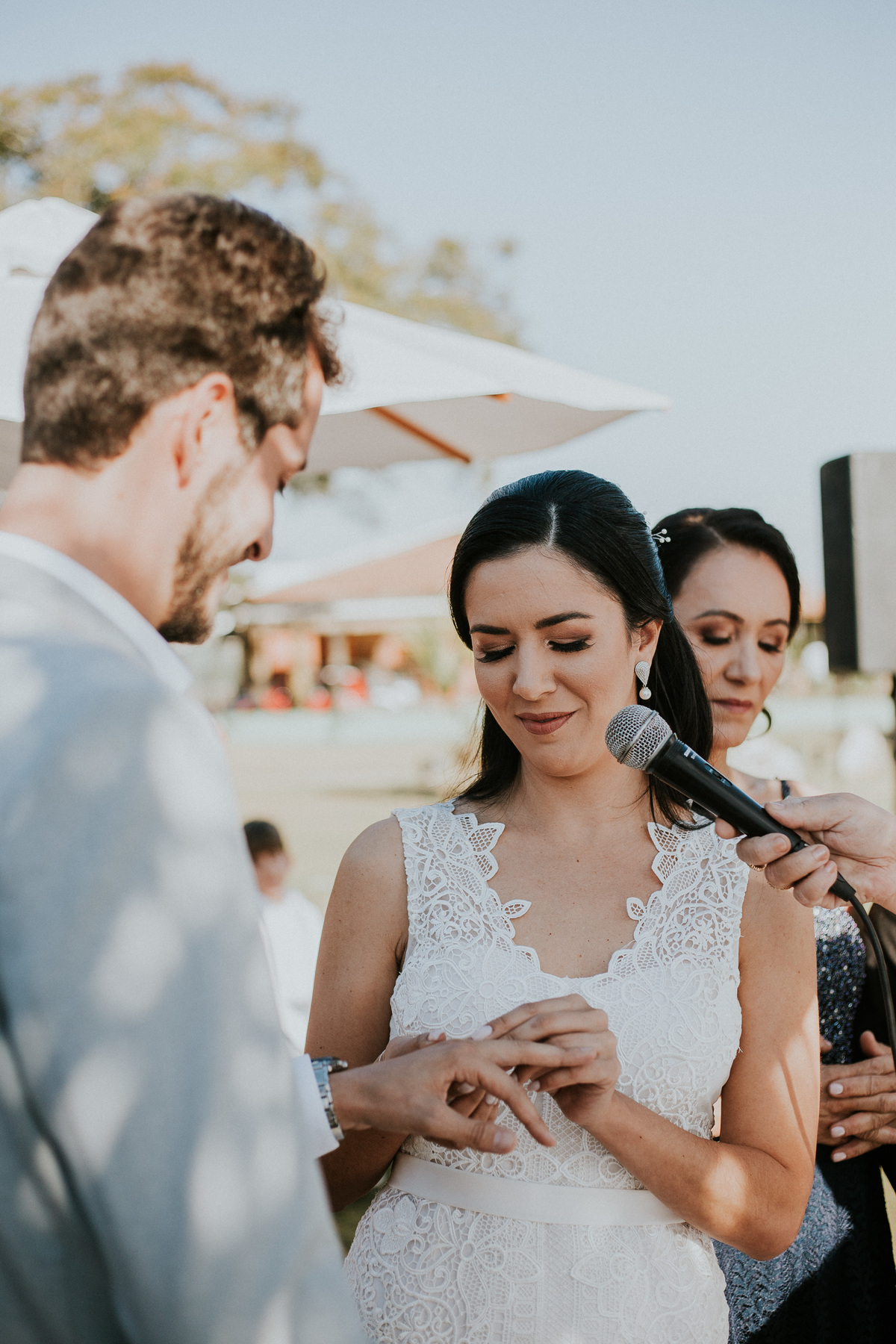 Fotografia de casamento em Betim durante o dia feita ao ar livre no condomínio Mont Serrat em Betim Minas Gerais Brasil