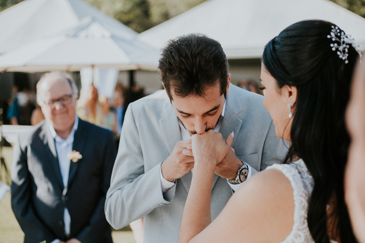 Fotografia de casamento em Betim durante o dia feita ao ar livre no condomínio Mont Serrat em Betim Minas Gerais Brasil
