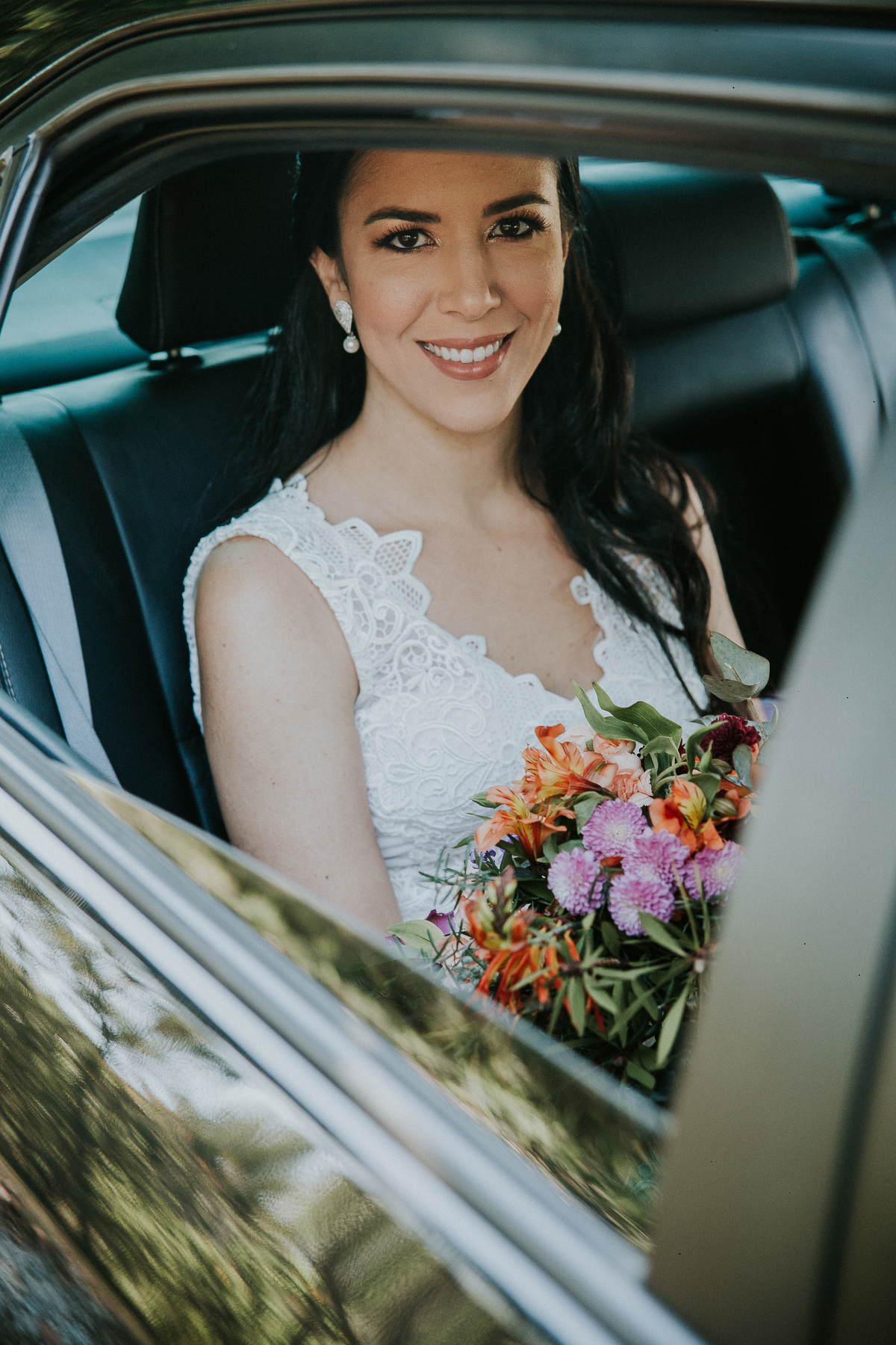 Fotografia de casamento em Betim durante o dia feita ao ar livre no condomínio Mont Serrat em Betim Minas Gerais Brasil