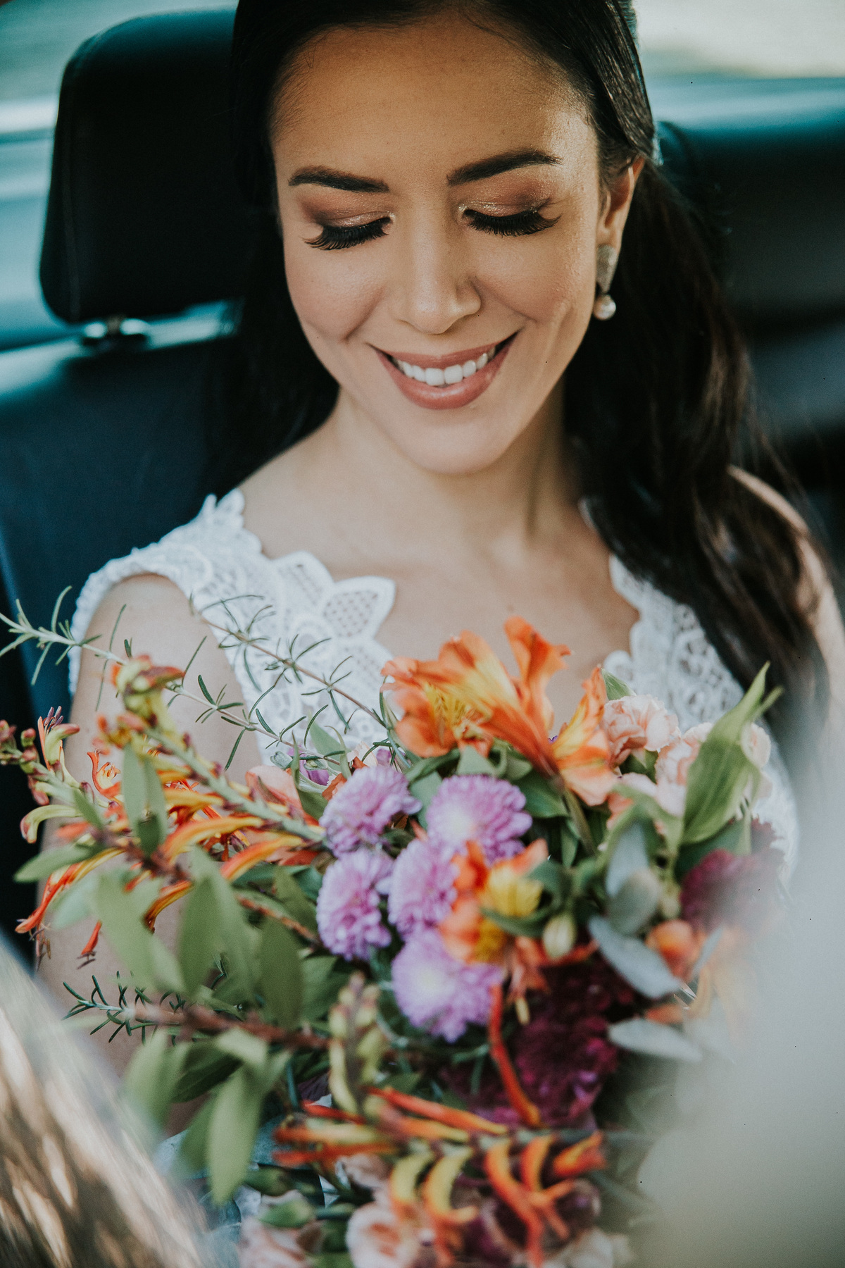 Fotografia de casamento em Betim durante o dia feita ao ar livre no condomínio Mont Serrat em Betim Minas Gerais Brasil