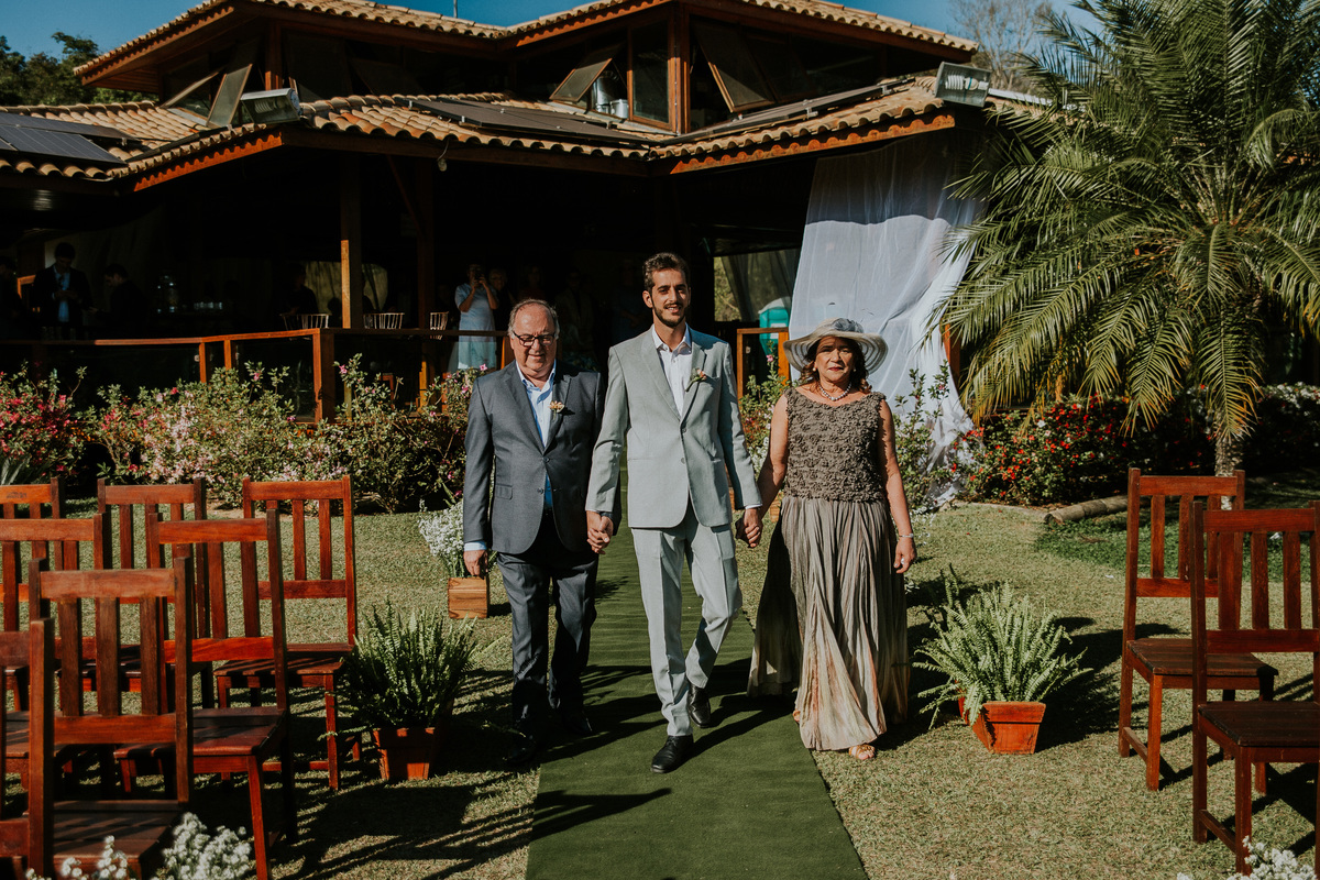 Fotografia de casamento em Betim durante o dia feita ao ar livre no condomínio Mont Serrat em Betim Minas Gerais Brasil