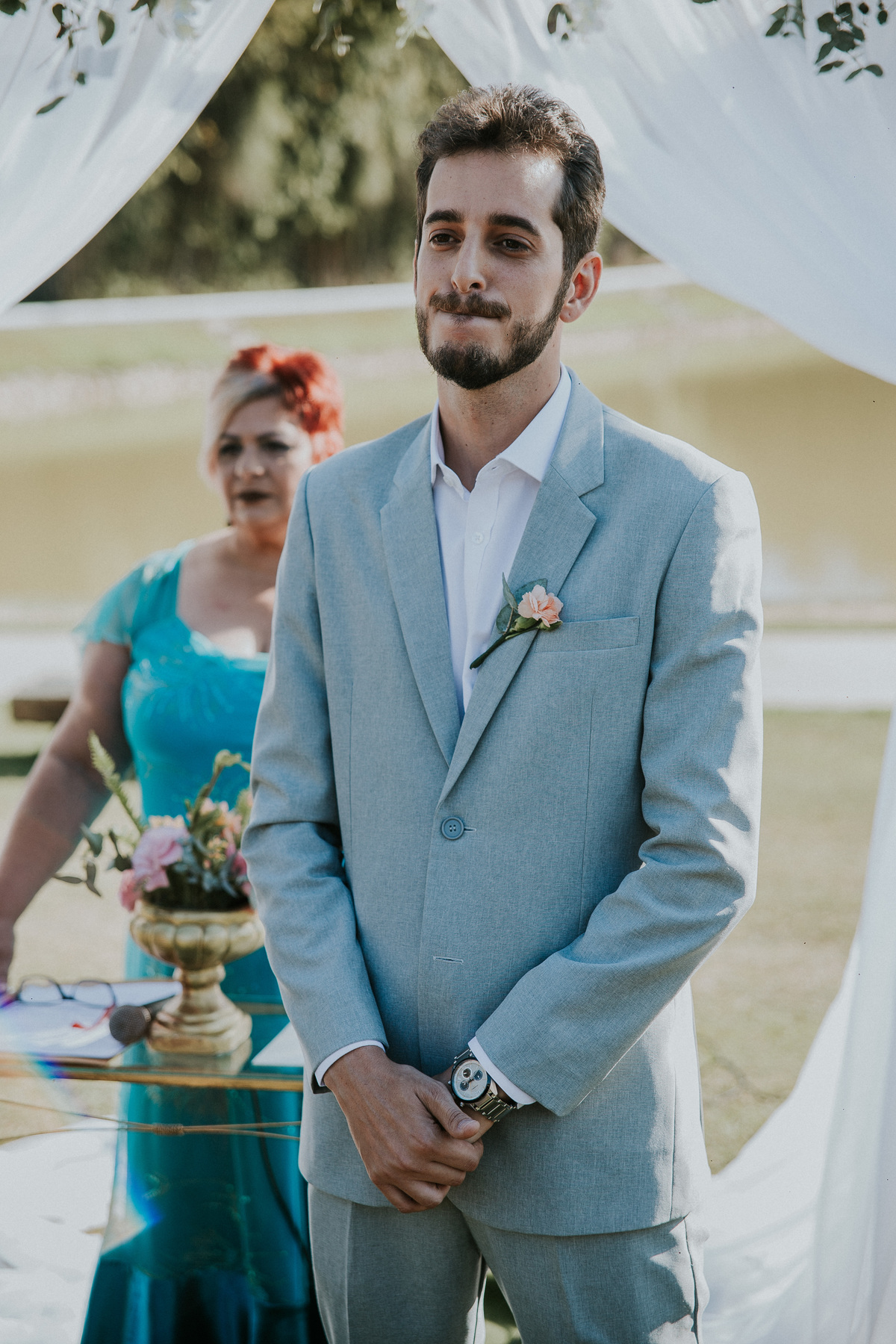Fotografia de casamento em Betim durante o dia feita ao ar livre no condomínio Mont Serrat em Betim Minas Gerais Brasil