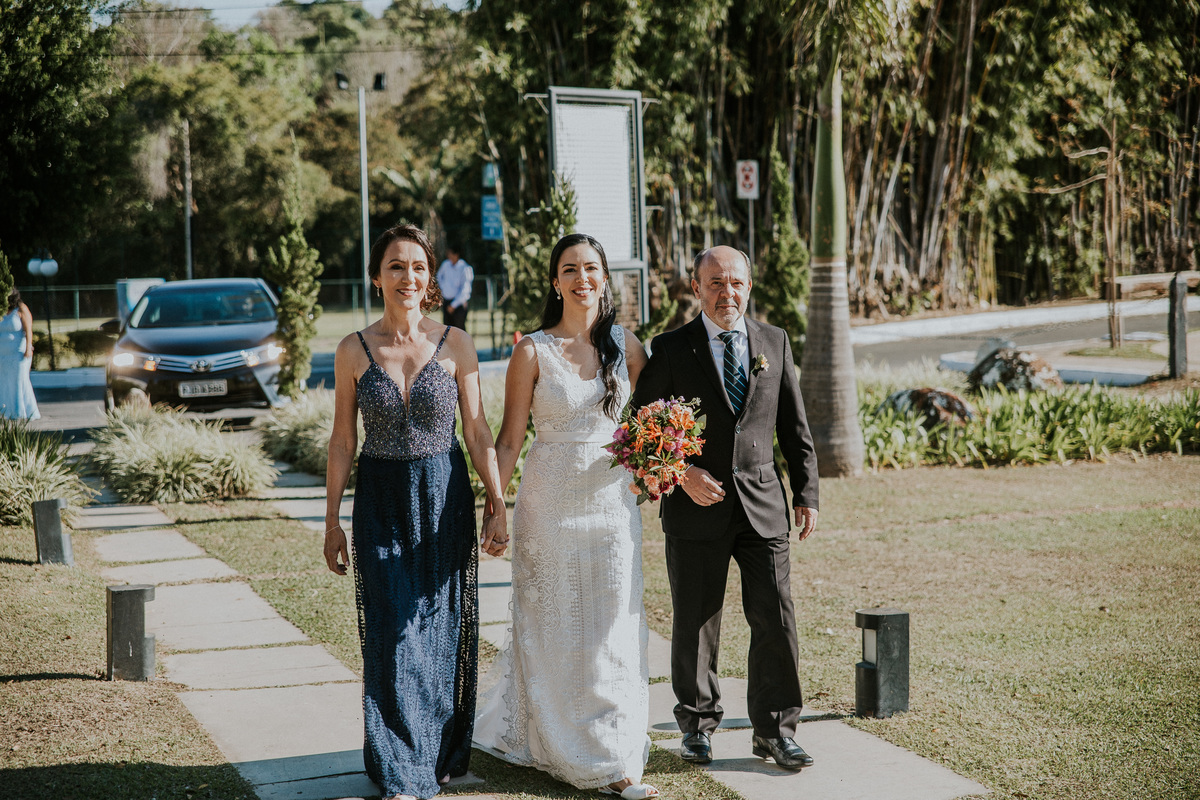 Fotografia de casamento em Betim durante o dia feita ao ar livre no condomínio Mont Serrat em Betim Minas Gerais Brasil