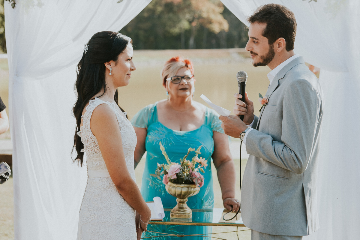Fotografia de casamento em Betim durante o dia feita ao ar livre no condomínio Mont Serrat em Betim Minas Gerais Brasil