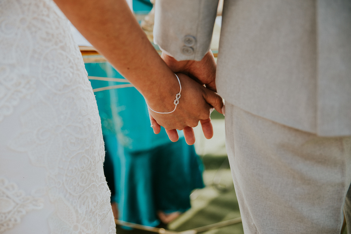 Fotografia de casamento em Betim durante o dia feita ao ar livre no condomínio Mont Serrat em Betim Minas Gerais Brasil