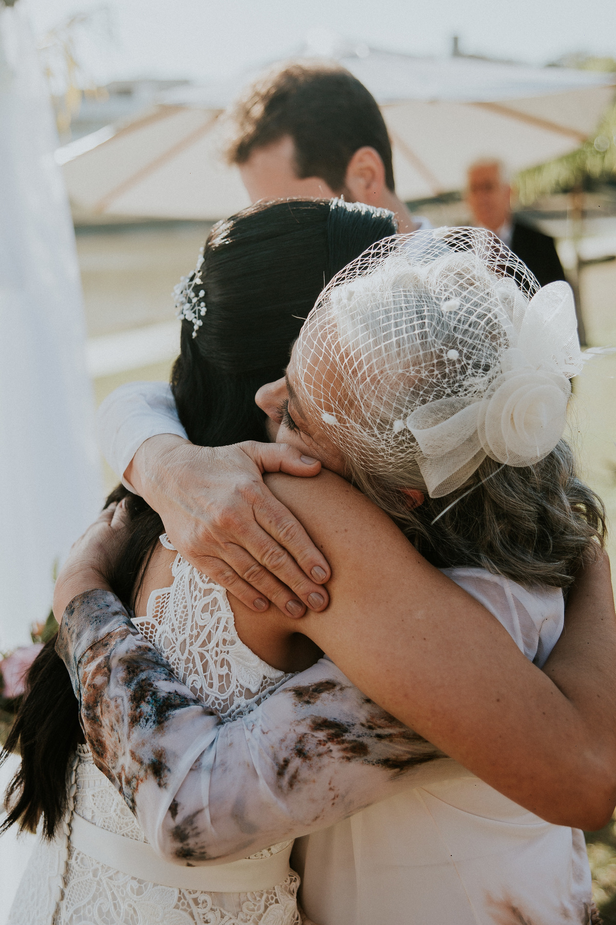 Fotografia de casamento em Betim durante o dia feita ao ar livre no condomínio Mont Serrat em Betim Minas Gerais Brasil