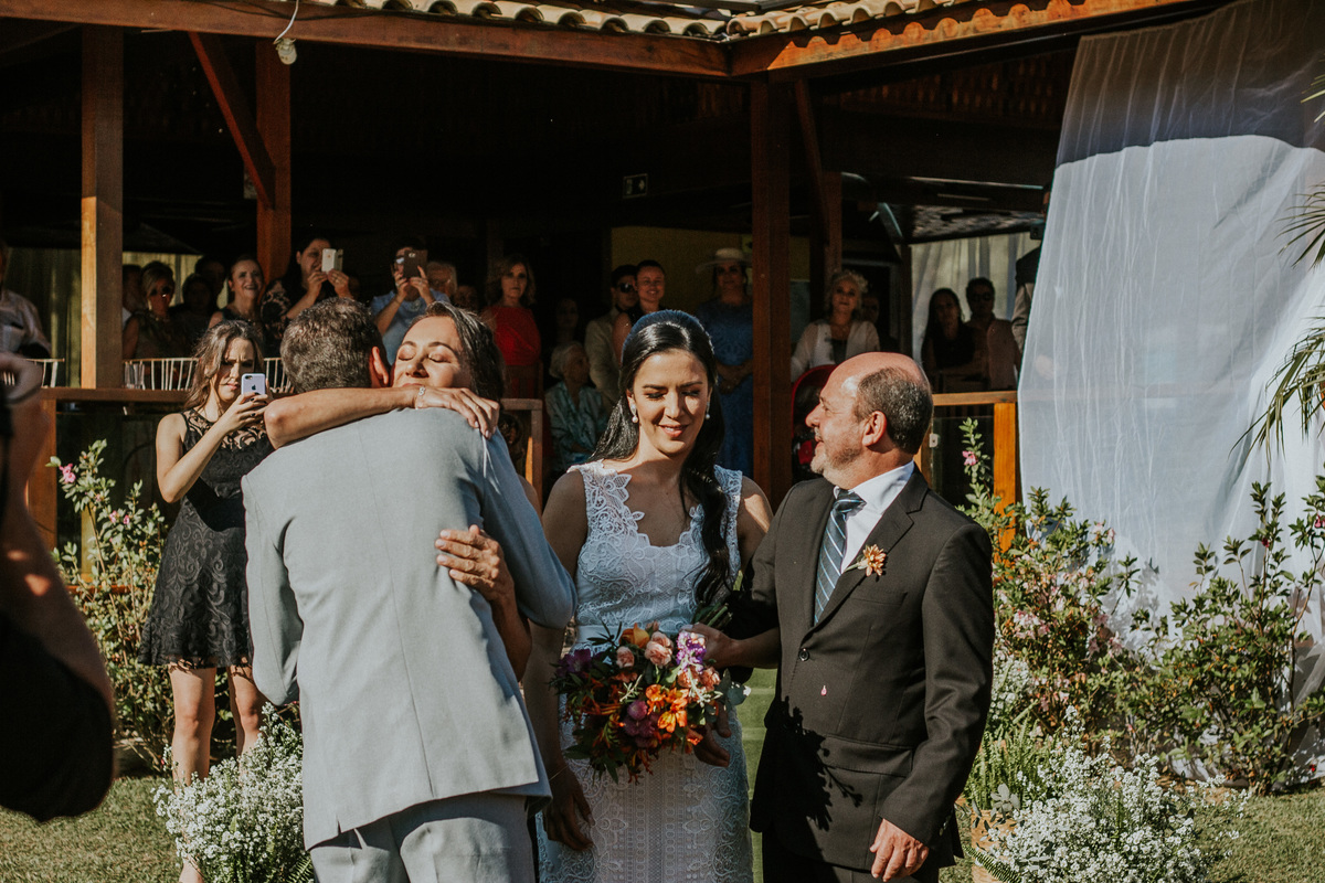 Fotografia de casamento em Betim durante o dia feita ao ar livre no condomínio Mont Serrat em Betim Minas Gerais Brasil